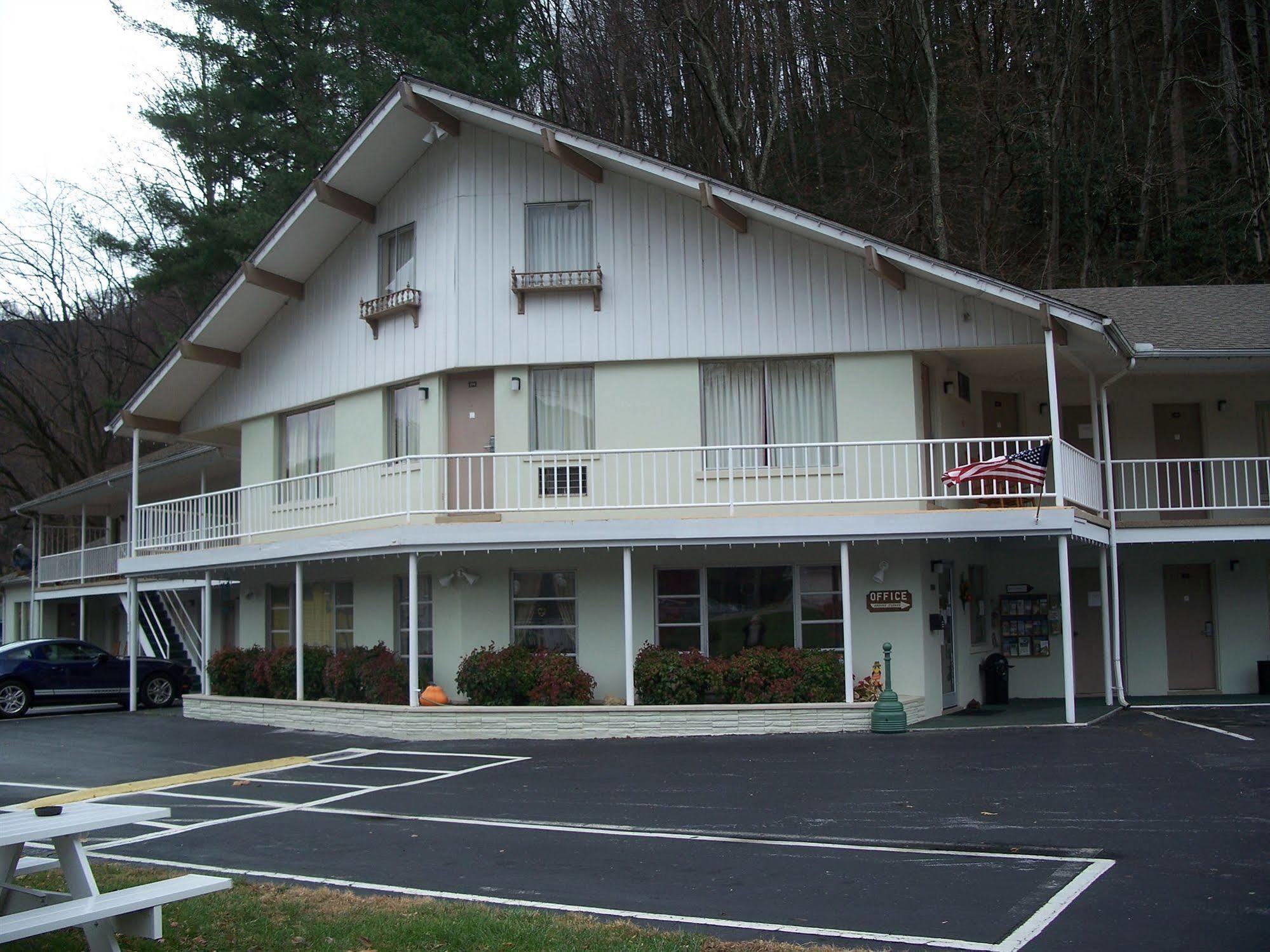 Castlewood Inn Maggie Valley Exterior photo