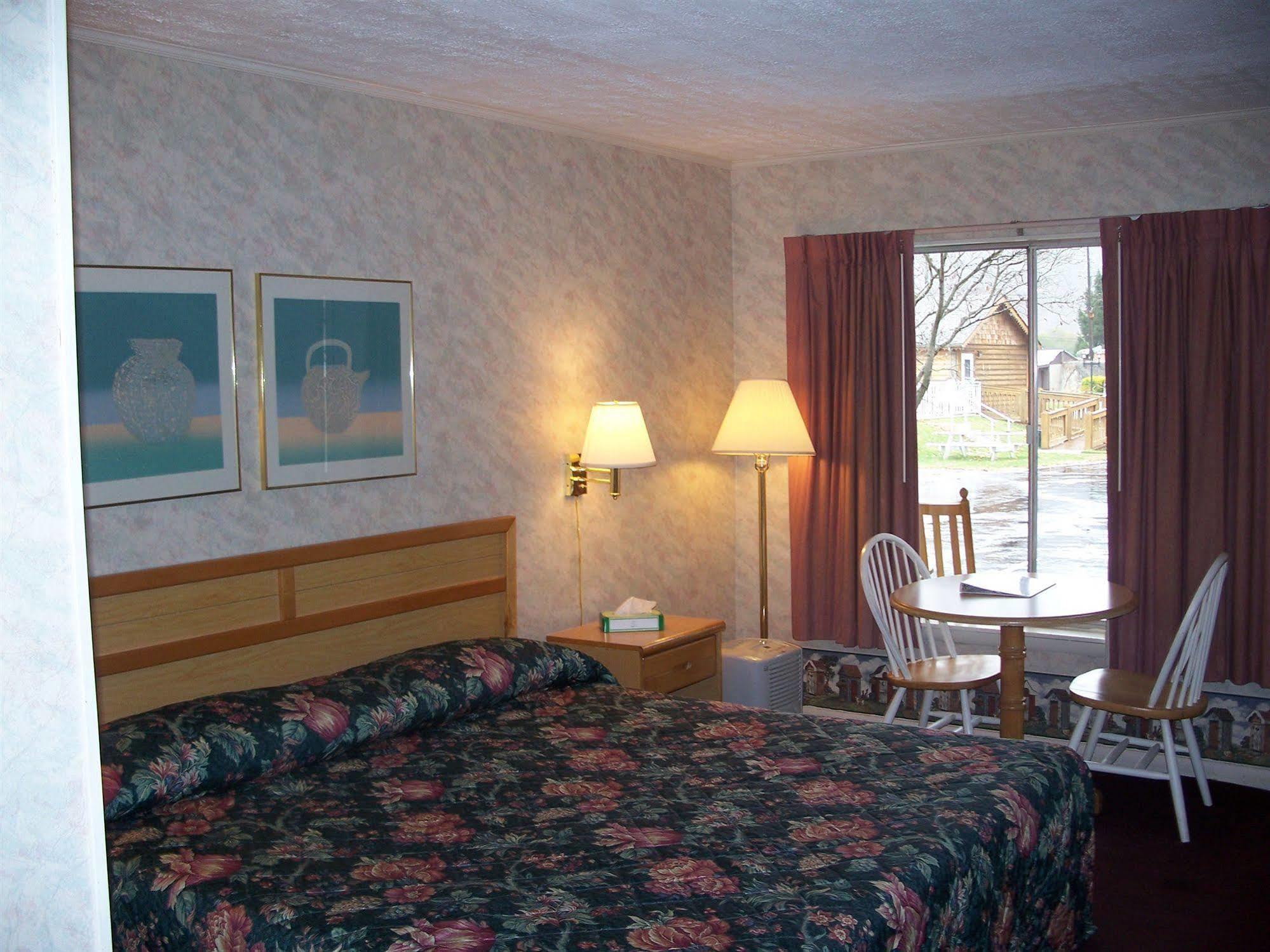 Castlewood Inn Maggie Valley Exterior photo